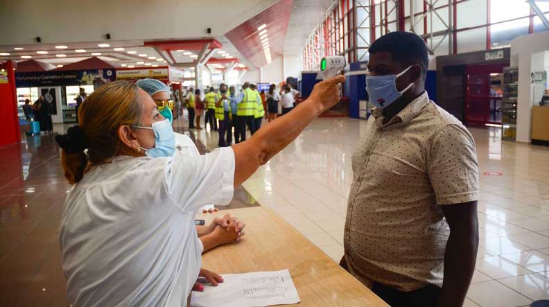 Entran en vigor medidas para viajeros cubanos ante el incremento de casos de COVID-19 