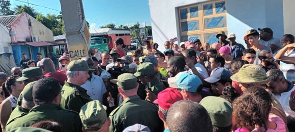 El presidente cubano dialoga con el pueblo en la oriental provincia.