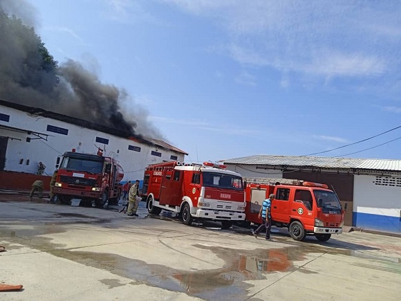 Unidades del Cuerpo de Bomberos, el Sistema Integrado de Urgencias Médicas y la Cruz Roja en los almacenes de la Comercializadora ITH Varadero . Foto: Telebandera/Facebook.