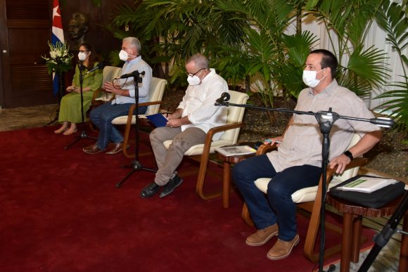 Autoridades del país intercambian con representantes de la comunidad LGBTIQ+ en Cuba. Foto: Estudios Revolución.