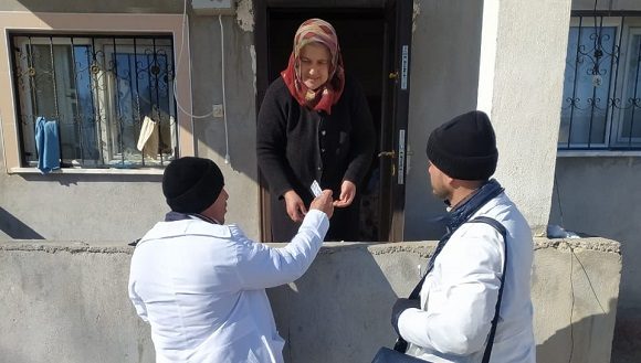 Los médicos cubanos ofrecen su ayuda solidaria en comunidades de Turquía. Foto: Minsap/Twitter.